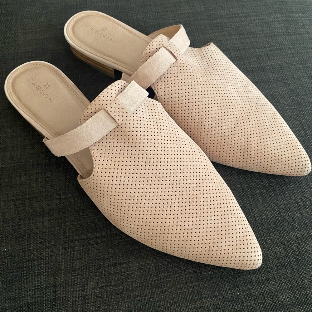 Calson size 12m nude/pink leather mules.